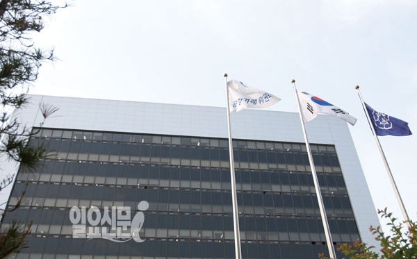 이러니 불신받지… 공정위 ‘불공정 논란’ 따져봤다