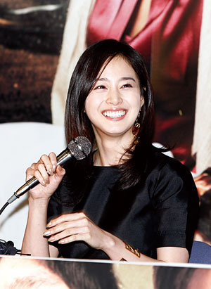 김태희, 비와 열애 공식 인정…"호감을 가지고 상대방에 대해 조금씩 알아가고 있는 단계"