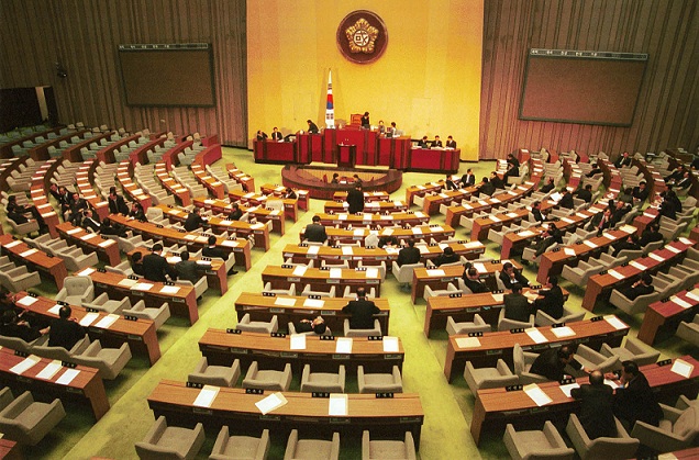 국회의원 연금법 통과 비난 폭주..."정치인 말 믿을 게 못 된다더니"