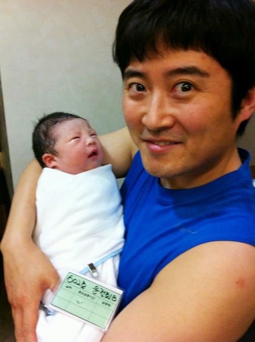 임호 득남소감 화제..."복덩이 선물 받은 느낌"