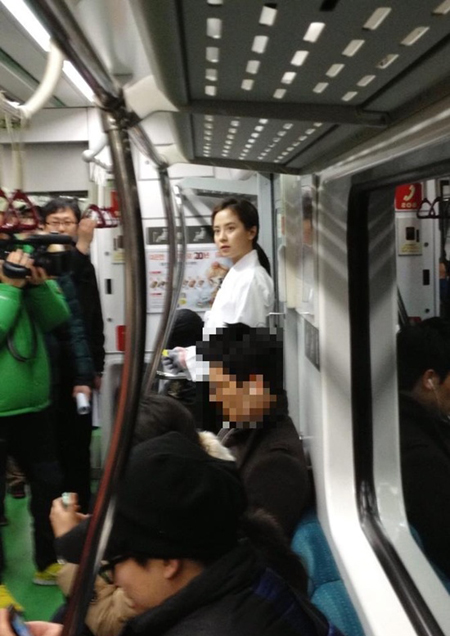 '한복녀' 송지효, 지하철 탑승 포착…수수해도 미모 '자체발광'