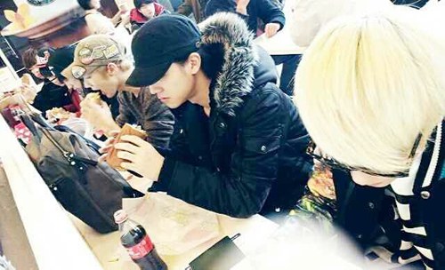 틴탑 멤버들, 공항서 햄버거 폭풍흡입 한 사연은...출국 전 마지막 만찬(?)