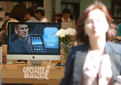 미국 애플, 실적전망 어두워 사상 최대 '주가 낙폭'…'애플 신화' 막 내리나