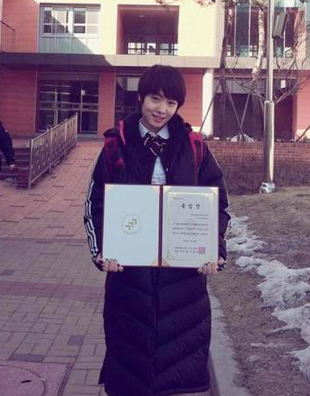 류효영, 졸업장 인증샷 공개..."사랑해요. 성장하게 도와주셔서 감사"