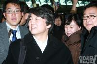 안철수 귀국…노원구 전셋집에서 '정치 재개' 벼른다
