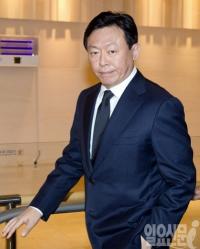 '국회 불출석' 신동빈 회장, 첫 공판 연기된 사연은