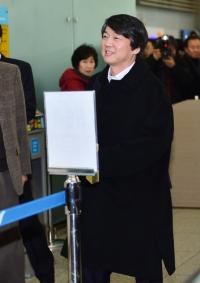 안철수 첫 공식행보 현충원 참배..."더 낮은 자세로 다시 시작"