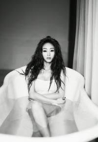 지나, 욕조 포스 '명품 몸매' 과시... 섹시함과 청초함으로 남심 '올킬'