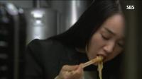 절박함과 야욕을 버무린 식탐, 수애의 라면 폭픙 흡입 '먹방' 찬사 쇄도