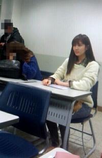 서현, 강의실에서 꼭 다문 입술+꼿꼿한 자세 "인형같아"