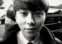 용준형 오묘한 표정 셀카 “웃어 임마” 뭔일 있나