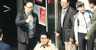 퇴임 한 달 ‘MB는 못 말려’
