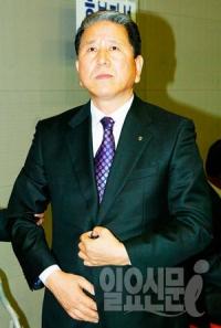 최원병 농협중앙회장 거취 주목받는 까닭