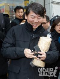 라디오 첫 출연한 안철수 "신당창당, 민주당 입당 모두 경우의 수로 고려"