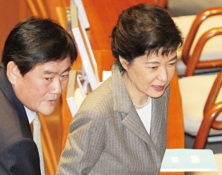 최강 새누리당 원내대표 후보 최경환을 보는 미묘한 시선