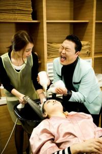 ‘젠틀맨’ 누락컷 공개, 샴푸 장난치는 싸이의 해맑은 웃음 눈길