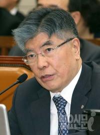 김중수 한은 총재가 ‘시장 뭇매’ 자처? "자리 지키는 묘수" 솔솔