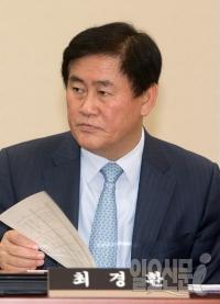 '핵심 친박' 최경환, 이주영에 박빙 승…'당 화합 숙제'