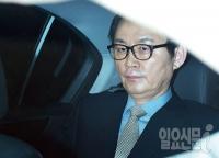 '칩거' 윤창중, 여성단체 등으로부터 성추행 혐의 고발당해
