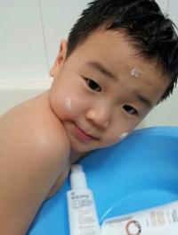 윤후 목욕 인증샷, 순수 투명 피부로 셀프 로션 CF중? '귀요미'