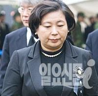 '정몽헌 전 회장 추모' 방북 현정은 회장, "명복을 빈다" 김정은 제1비서 구두 친서 받아