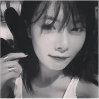 현아 흑백사진, 민낯에 땀 촉촉 젖은 머리칼…"진정한 V라인"