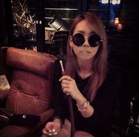 2NE1 씨엘 물담배 논란, '다리꼬고 인증샷? 굳이 이런 사진을...'