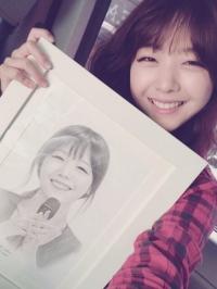 민아 그림선물, 상큼한 눈웃음 “완전 똑같아”