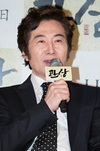 배우 백윤식, 30살 연하 여기자와 1년째 열애중 "진지한 만남"