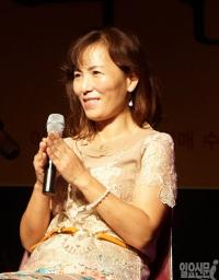 소설가 공지영 '집필계약 파기' 손배소송 패소... 법원 "1720만원 배상하라"