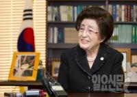 이희호 여사, 일베·네티즌 고소 "김대중 대통령 비하 도 넘었다"