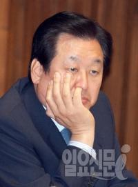 문재인은 소환, 김무성은 서면조사? 검찰 형평성 논란 일자 '뒷북'