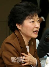 박근혜 대통령 지지율 하락, 시국미사 논란 악재