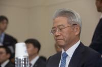 현재현 동양 회장 세번째 검찰 소환...피해자들 계란 투척