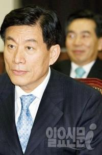 '알선수재 혐의' 원세훈 전 국정원장 징역 2년, 추징금 1억6000여만원 선고