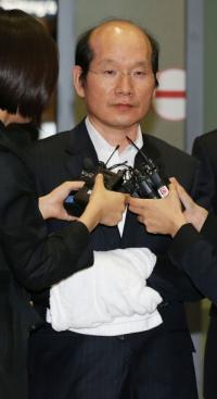 'SK 횡령사건 공범' 김원홍 징역 3년6월 선고