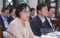 기름유출 피해자들 앞에서 윤진숙 장관 태도가? "독감으로 코막혀" 해명