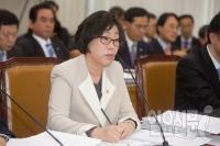 '그래도 웃을까' 부적절 언행 윤진숙 결국 경질