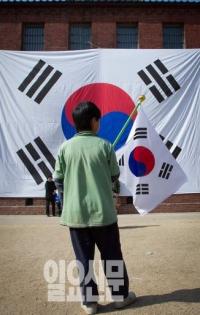 삼일절 태극기 모바일로 찍고 설치하고 "시대가 달라졌네"
