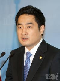 '아나운서 비하’ 강용석 사건 파기환송…대법원 “다시 심리하라”