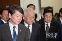 침울한 표정으로 회의 참석하는 김한길 대표