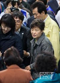 박근혜 대통령 '연출사진' '가식조문' 논란 왜? 온라인서 부글부글