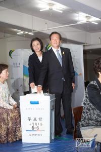 투표하는 정몽준 새누리당 서울시장 후보와 부인 김영경 씨