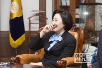 웃음을 참지 못하는 박영선 원내대표.
