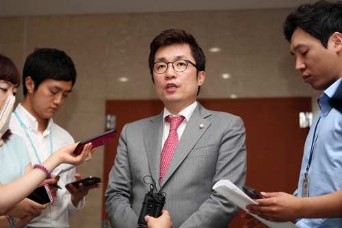 與 김상민, “문창극 총리후보 자진사퇴해야”