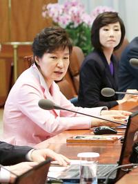 박 대통령-여야 원내대표단 회동 정례화 검토
