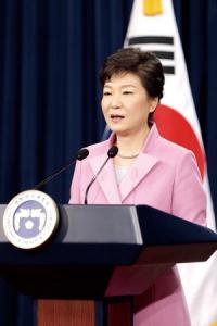 박근혜 대통령 "여름 휴가 가라"…차라리 눈물을 보이지 말던가
