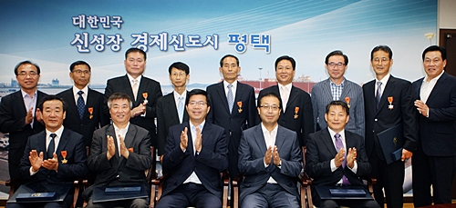 [포토] 공재광 평택시장, 상반기 퇴직자 정부포상 수여