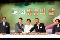 유가족 삼보일배 통곡…박근혜는 ‘활짝 미소’ 축하 떡 썰어