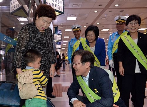 [포토] 이재명 성남시장, 추석 귀성객 환송